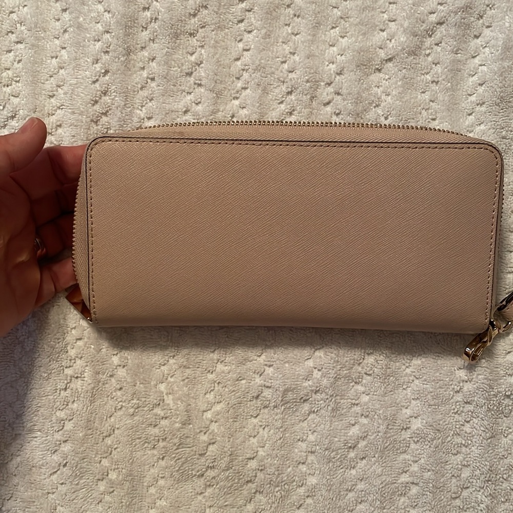Michael Kors Continental leather wristlet in soft pink - Picture 10 of 15